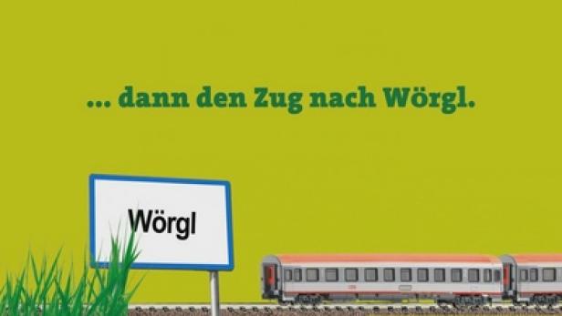 Ein Zug fährt an einem Ortsschild von Wörgl vorbei, darüber der Text „… dann den Zug nach Wörgl.“.