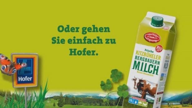 Werbung für Kitzbüheler Bergbauern Milch von Hofer mit Schmetterling und Kleeblättern.