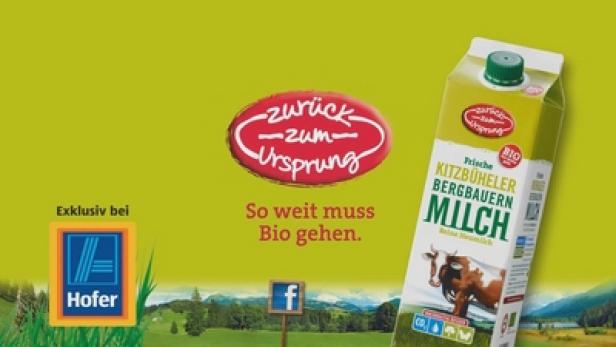 Eine Packung Kitzbüheler Bergbauern Milch vor einer Landschaft, beworben von Hofer mit dem Slogan „Zurück zum Ursprung“.