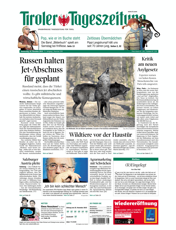 Ein Wolfsrudel steht in einem Waldgebiet.