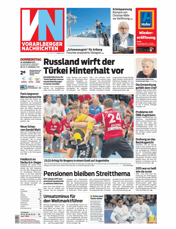 Handballspieler kämpfen um den Ball während eines Spiels.