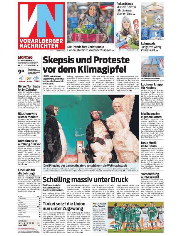 Drei als Taube und Pinguine verkleidete Personen auf einer Bühne des Landestheaters Bregenz.