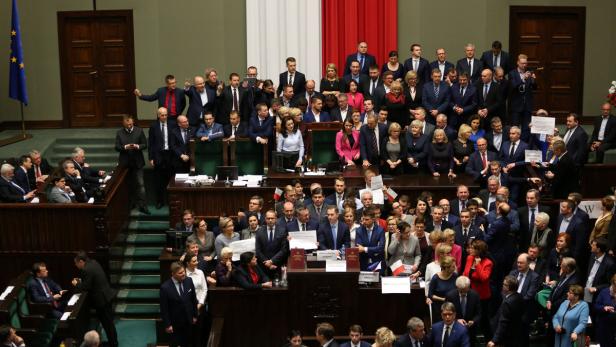 Demonstranten blockierten Polens Parlament
