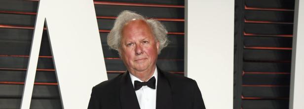 Werner Herzog trägt einen Smoking und eine Fliege.