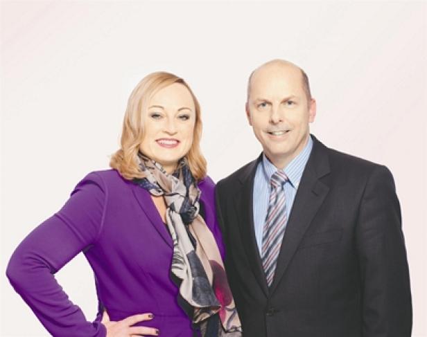 Kristin Hanusch Linser (ÖBB Konzernkommunikation & -marketing), Manfred Oschounig (GF ÖBB-Agentur CI&M) (c: oebb) Eine Frau in einem lila Blazer und ein Mann im Anzug lächeln in die Kamera.
