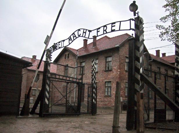 Das Tor mit der Aufschrift „Arbeit macht frei“ in Auschwitz-Birkenau.