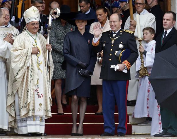 Fürst Albert II. und Fürstin Charlène von Monaco bei einer religiösen Zeremonie.