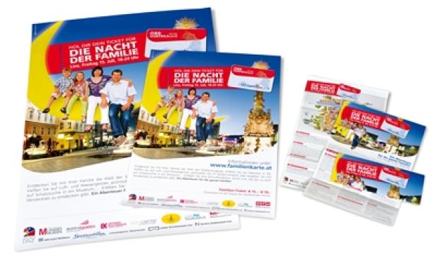 Mehrere Flyer und Broschüren werben für die „Nacht der Familie“.