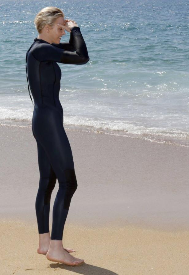 Charlène von Monaco steht am Strand und schaut aufs Meer.