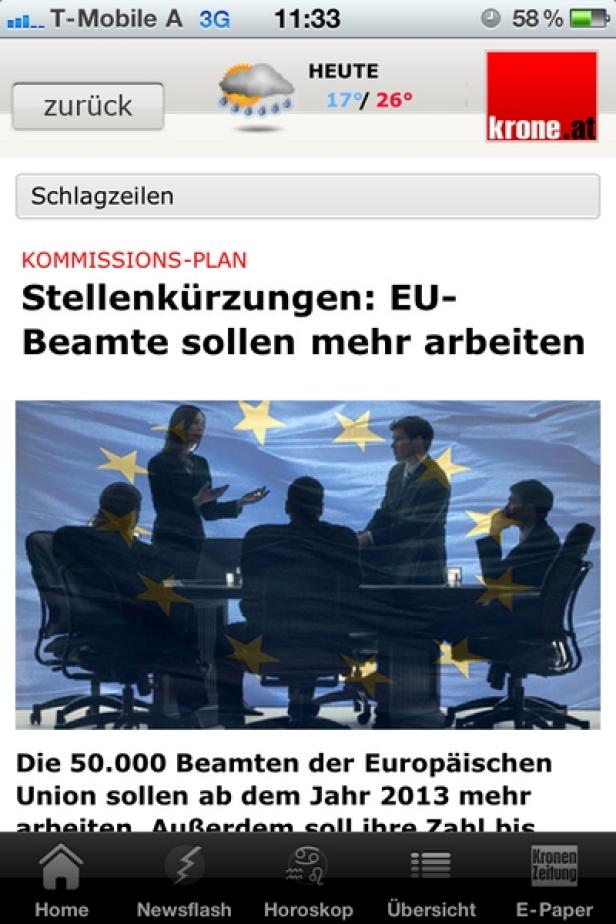 Eine Gruppe von EU-Beamten sitzt an einem Tisch vor der EU-Flagge.