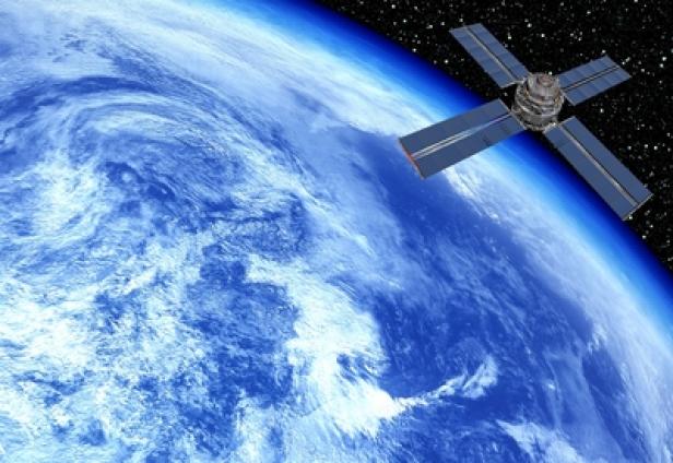 Ein Satellit umkreist die Erde vor einem Hintergrund von Sternen.