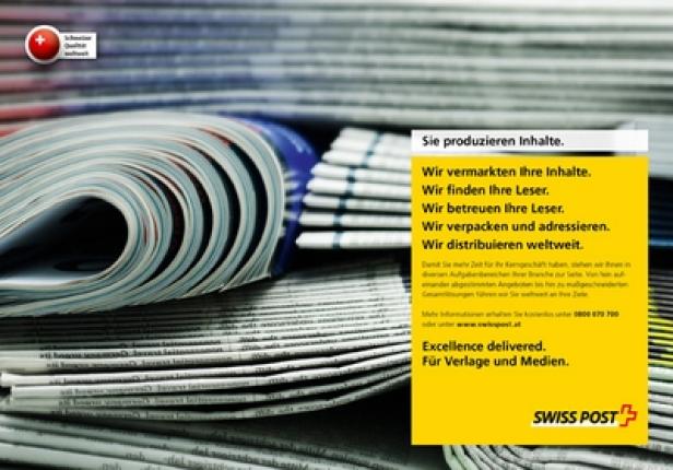 Ein Stapel Zeitungen und Zeitschriften mit einem Werbeaufdruck der Schweizerischen Post.