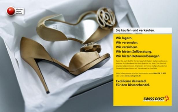 Swiss Post International - Printkampagne - Sujet Versandhandel - Euro RSCG Zürich Ein Paar goldene High Heels in einem Karton, beworben von der Schweizerischen Post.