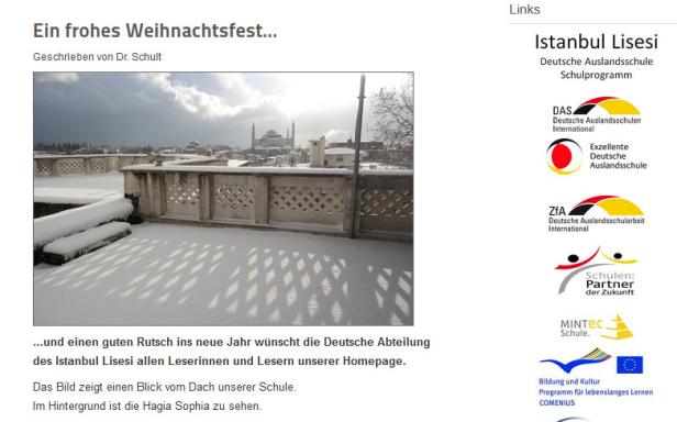 Blick vom Dach des Istanbul Lisesi auf die schneebedeckte Hagia Sophia.
