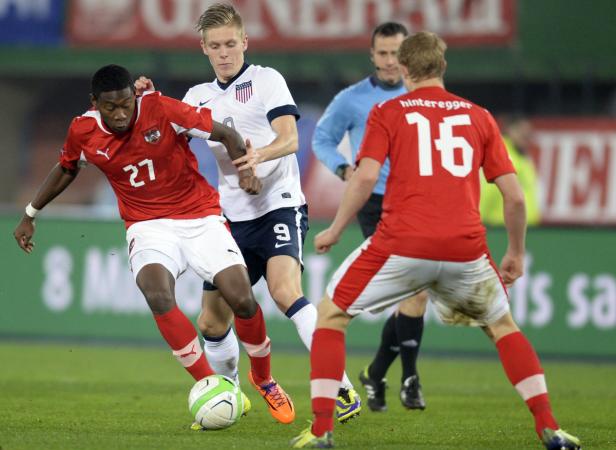 Fußballspieler im Zweikampf während eines Spiels zwischen Österreich und den USA.