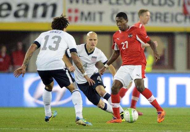David Alaba (Österreich) im Zweikampf mit US-amerikanischen Spielern.