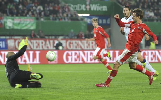 Ein österreichischer Fußballspieler schießt den Ball aufs Tor.