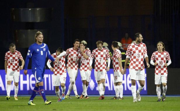 Fußballspieler der kroatischen Nationalmannschaft während eines Spiels.