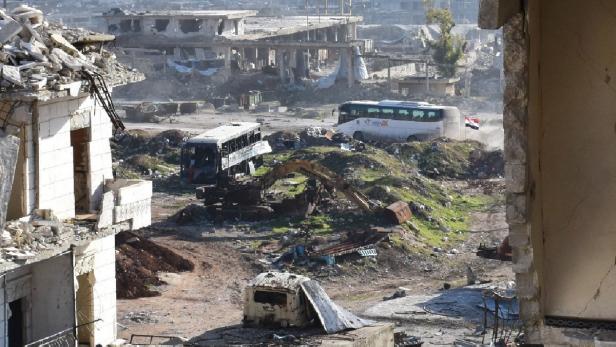 Busse in Brand: Evakuierungen aus Aleppo stocken