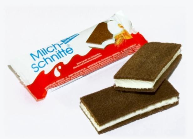 Eine Packung und zwei einzelne „Milch-Schnitte“ liegen auf einem weißen Untergrund.