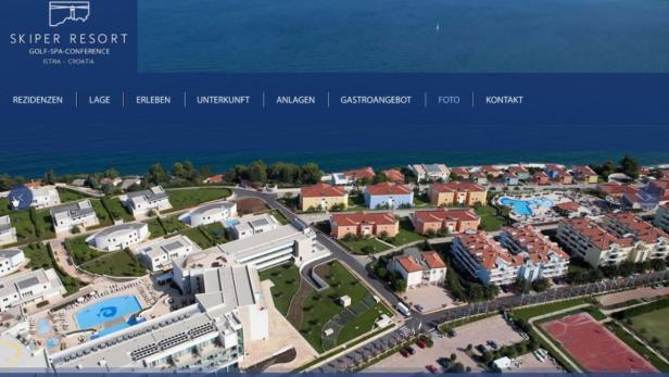 Luftaufnahme des Skiper Resorts in Istrien, Kroatien, mit Blick auf das Meer.