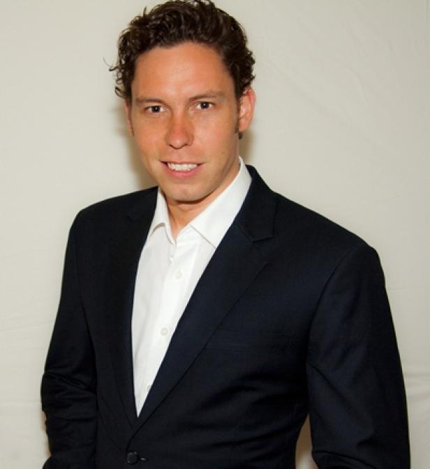Wolfgang Roth, Sales twyn group (c. twyn) Ein Mann mit dunklem Haar und Anzug lächelt in die Kamera.