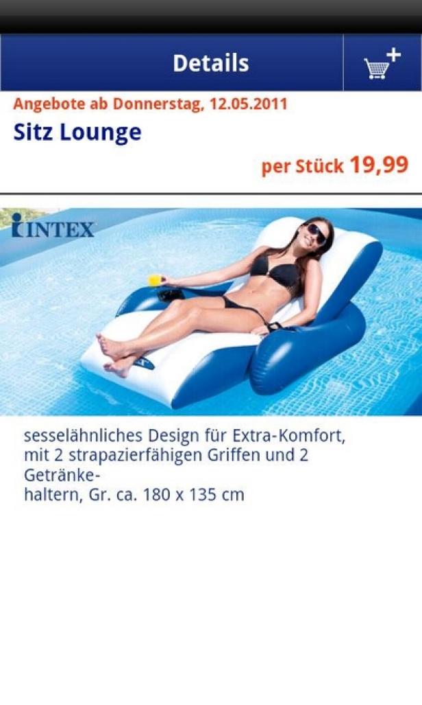 Hofer - Android App Eine Frau entspannt auf einer aufblasbaren Intex-Sitzlounge im Pool.