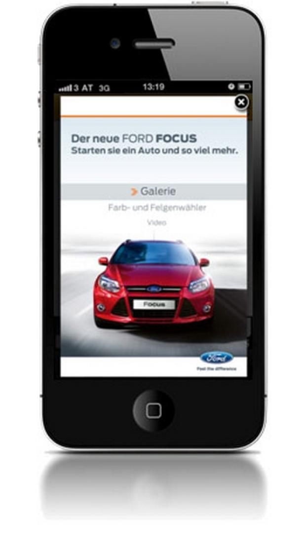 Auf dem Bildschirm eines Smartphones wird eine Werbung für den neuen Ford Focus angezeigt.