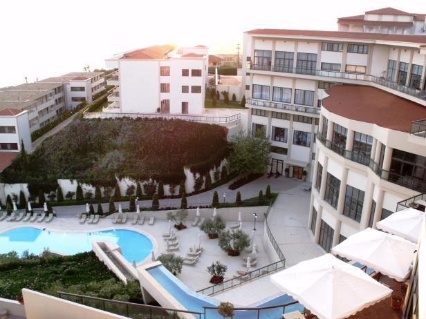 Ein Hotelresort mit Pool, Liegestühlen und gepflegten Grünflächen.