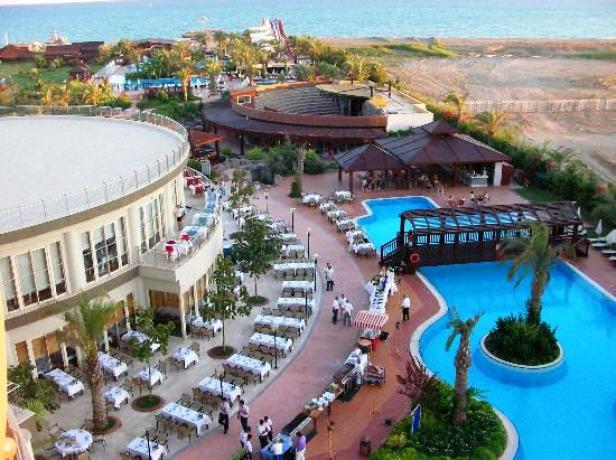 Ein Blick über ein Resort mit Pools, Restaurants und Blick auf das Meer.