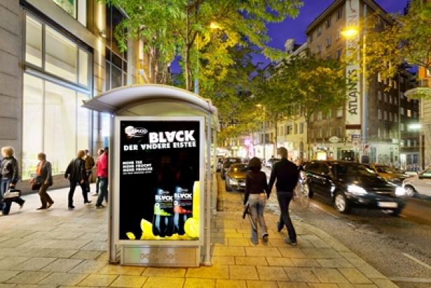 Rauch - Ice Tea Black - Out-of-Home - Gewista - City Light Das Geheimnis schwarzer Flaschen