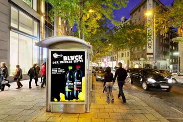 Rauch - Ice Tea Black - Out-of-Home - Gewista - City Light Das Geheimnis schwarzer Flaschen