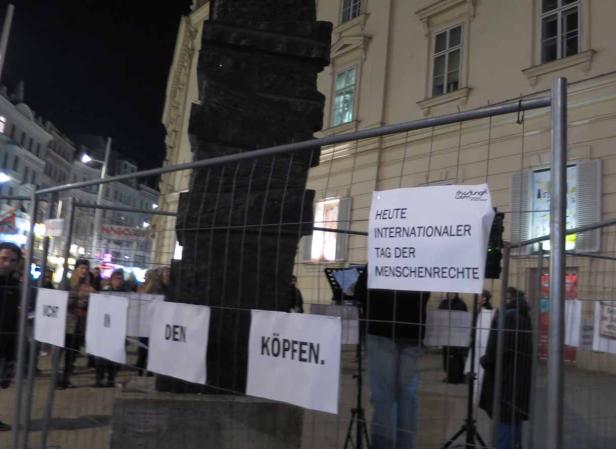 Eine Demonstration zum Tag der Menschenrechte auf einem belebten Platz.