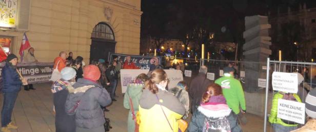 Eine abendliche Demonstration mit Transparenten und Schildern zum Thema Menschenrechte.