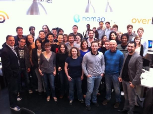 Ebuzzing & Wikio Group - Team Paris (c: trigami) Eine Gruppe von etwa 30 Personen posiert in einem Büro für ein Gruppenfoto.
