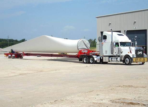 Ein Schwertransporter transportiert ein Rotorblatt für eine Windkraftanlage.