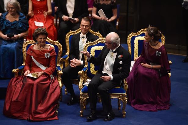 Nobelpreis-Gala: Baby-Bäuche und Nobel-Roben
