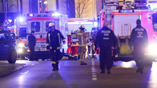 +++Berlin: Lkw rast in Adventmarkt +++ mehrere Tote +++ Polizei spricht von Anschlag