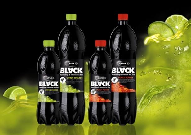 Mehrere Flaschen des Getränks „Blvck“ in verschiedenen Geschmacksrichtungen stehen vor einem schwarzen Hintergrund.