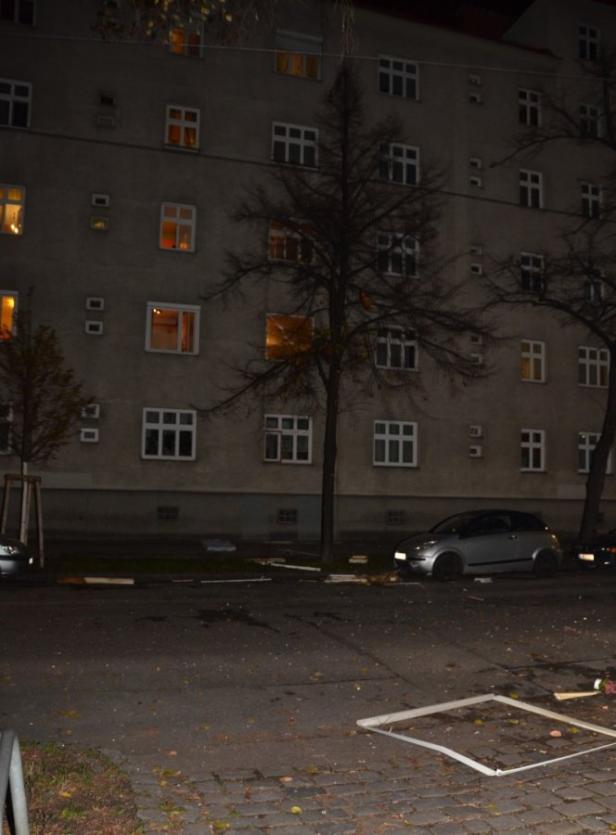 Straßen und hofseitig lagen Fensterteile am Boden Mann bei Gasexplosion verletzt