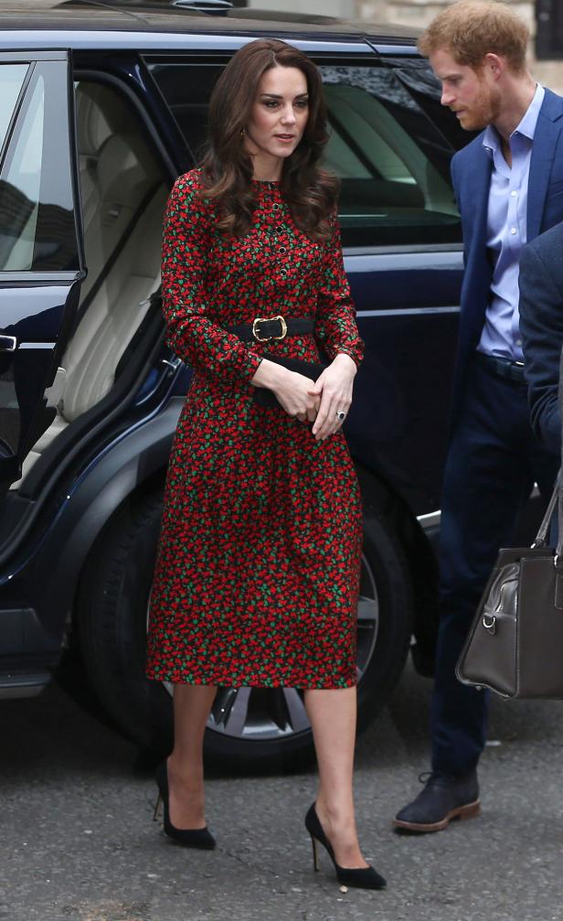 Kate sieht aus wie die Frau des Weihnachtsmanns