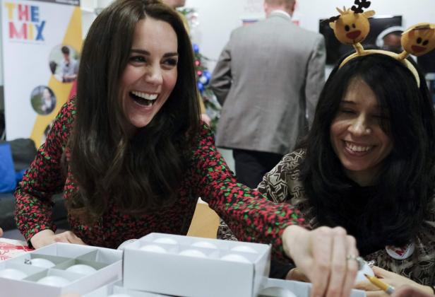 Kate sieht aus wie die Frau des Weihnachtsmanns