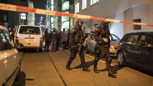 SCHIESSEREI, ANSCHLAG, POLIZEI, GEWALT,