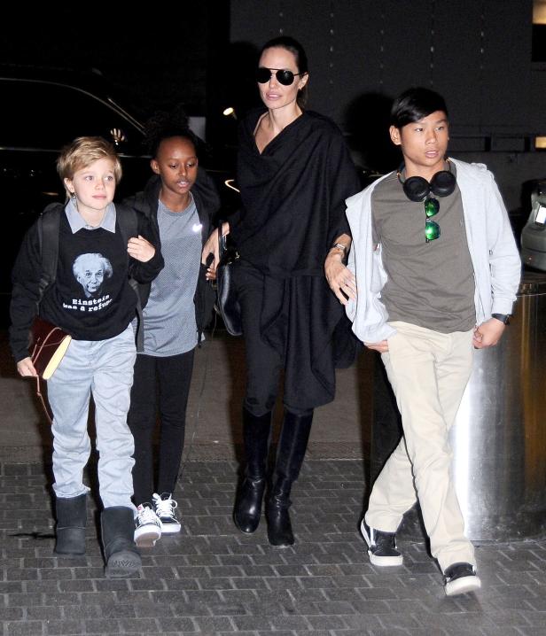 Angelina Jolie mit ihren Kindern bei einem öffentlichen Auftritt.