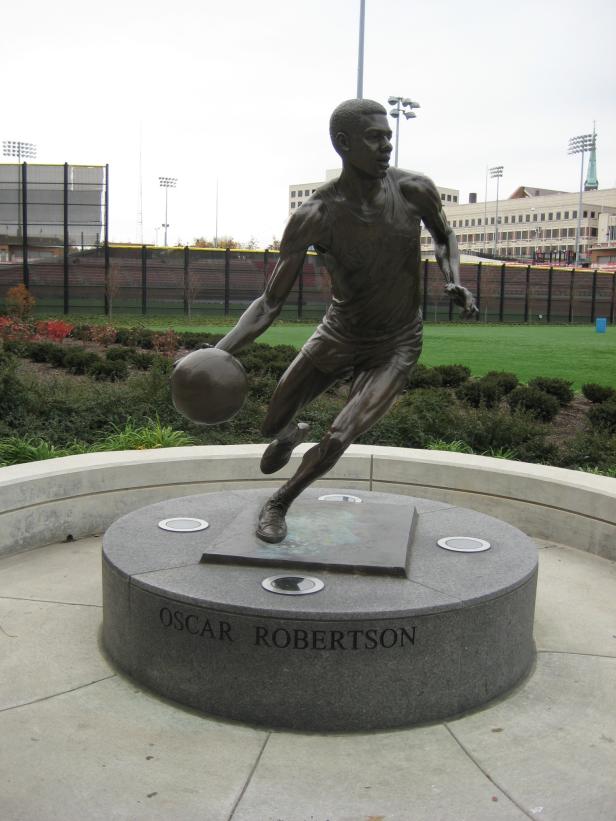 Eine Statue von Oscar Robertson beim Basketballspielen.