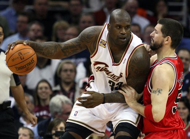 Shaquille O'Neal im Trikot der Cleveland Cavaliers mit einem Spalding-Basketball.