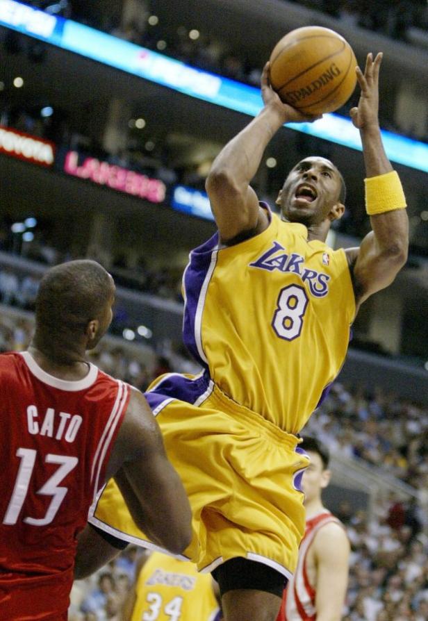 Kobe Bryant von den Los Angeles Lakers beim Wurf auf den Korb.