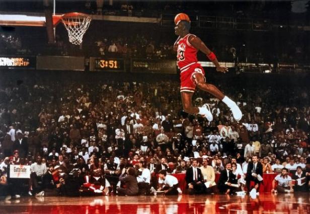 Michael Jordan springt während eines Basketballspiels in der Luft.