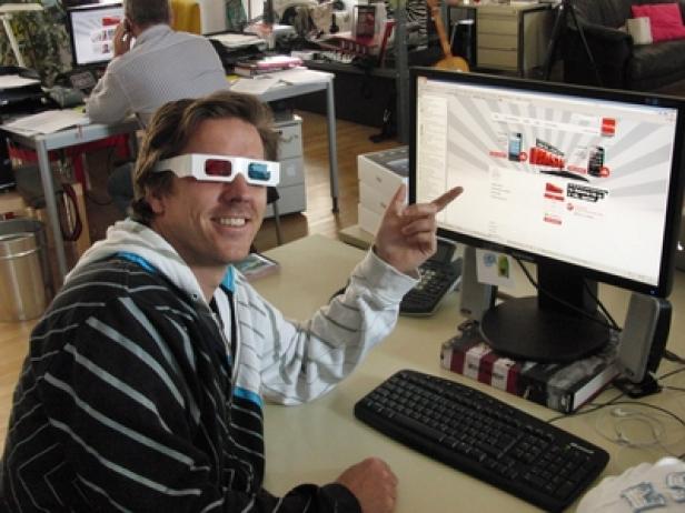 Michael Katzlberger, Geschäftsführer - Tunnel23.com - tele.ring-Digital-Agentur (c: tunnel23.com) Ein Mann mit 3D-Brille zeigt auf einen Computerbildschirm.