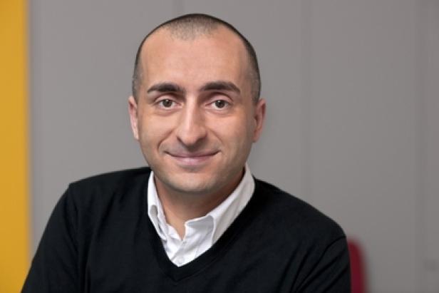 Armin Nowshad, Berater Ecker & Partner (c: eup) Ein Mann mit dunklen Haaren und einem schwarzen Pullover lächelt in die Kamera.